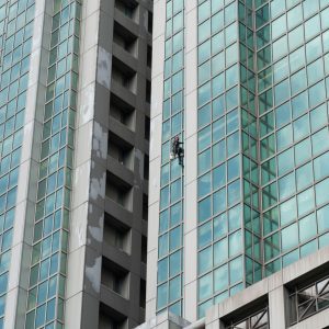 maksimalkan-jasa-pembersihan-kaca-gedung-dengan-11753025 Rincian estimasi biaya pembersihan kaca gedung bertingkat terbaru per meter persegi.