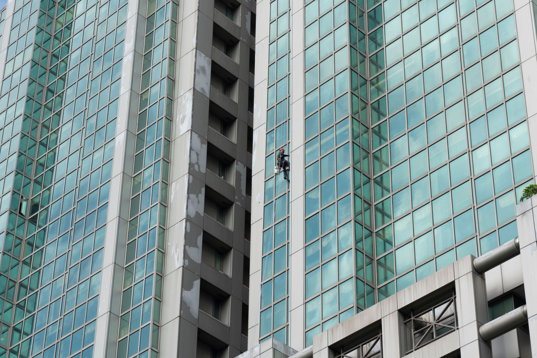 Jasa pembersihan kaca gedung profesional dan aman
