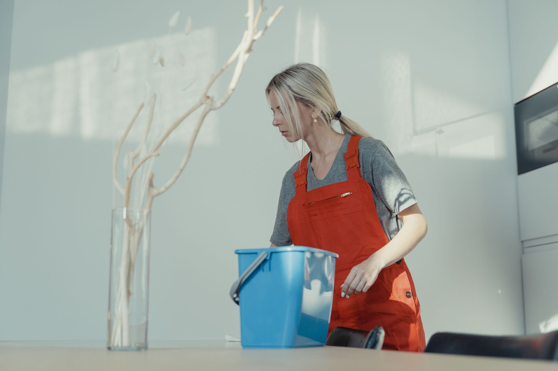 Petugas jasa cleaning service profesional sedang membersihkan rumah pada waktu terbaik agar selalu bersih.