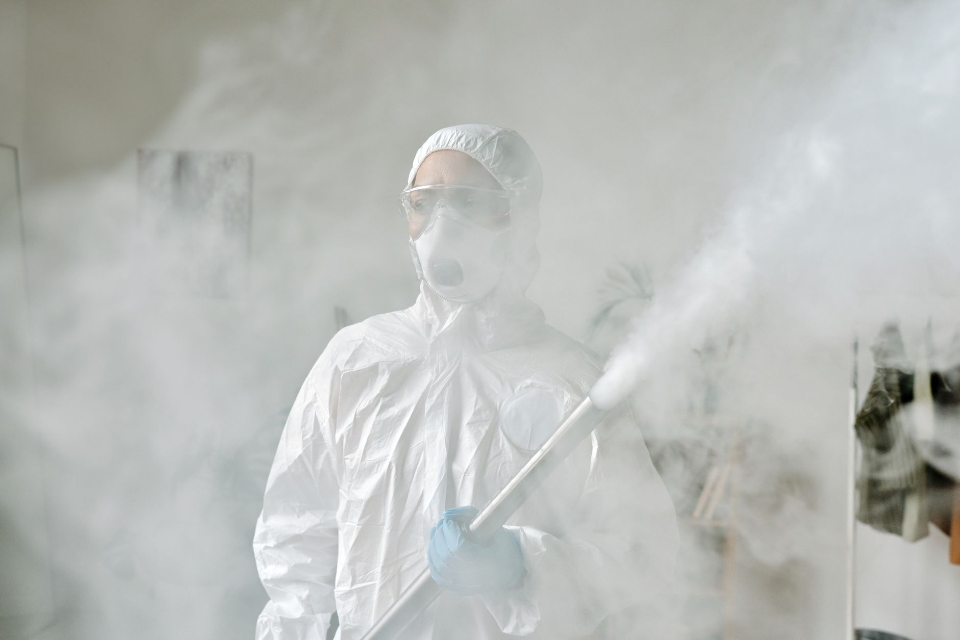 Teknisi profesional melayani jasa fogging nyamuk dan kuman Solo untuk rumah bebas DBD.