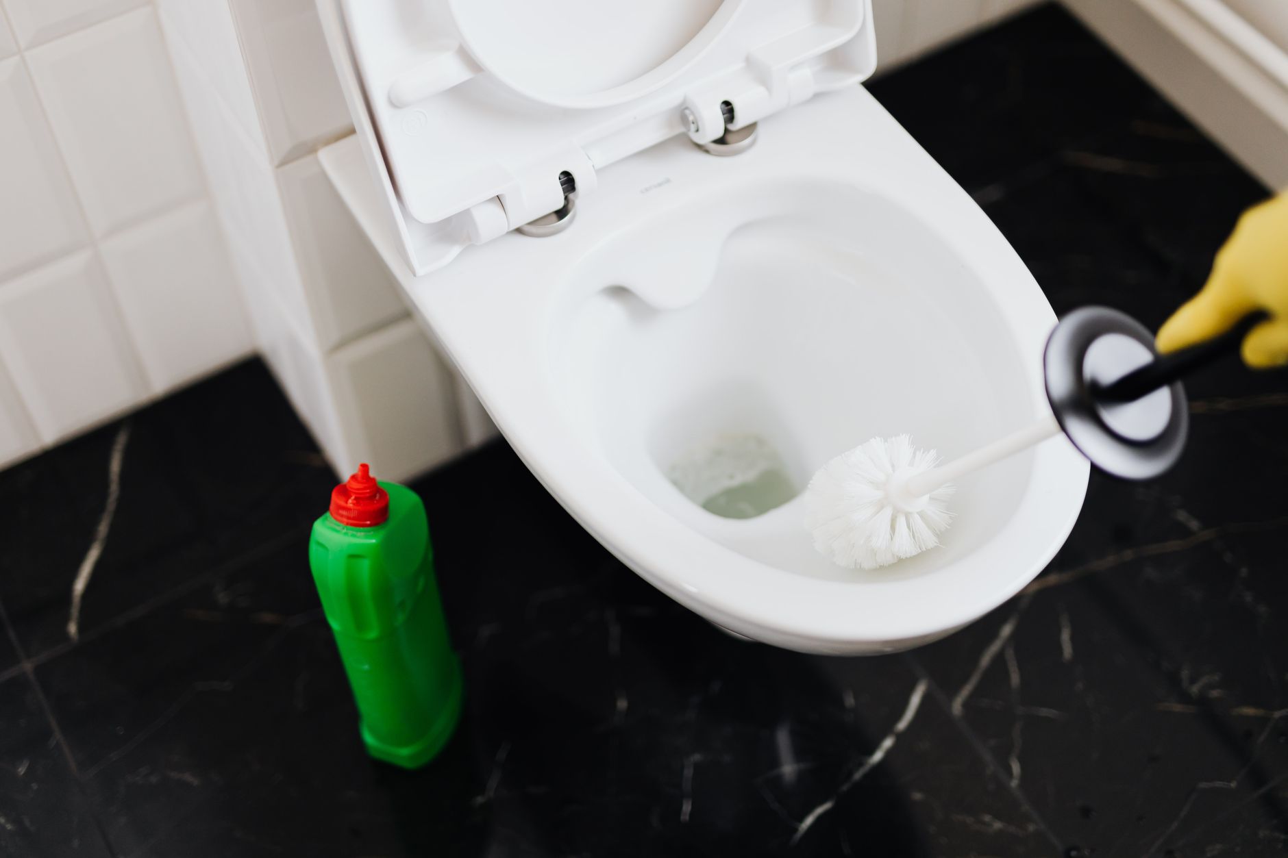 Toilet kantor bersih dengan perawatan rutin<|python_tag|><|start_header_id|>assistant<|end_header_id|>
Toilet kantor yang padat bisa dijaga kebersihannya dengan membersihkan secara teratur dan memastikan semua fasilitas dalam kondisi baik.