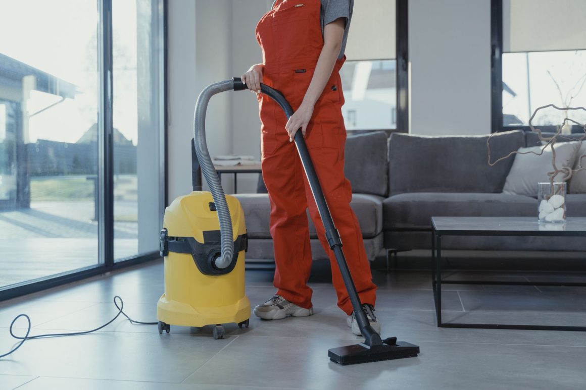 Penerapan K3 cleaning service untuk keselamatan kerja petugas kebersihan profesional