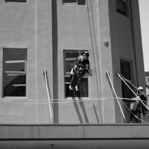 rinci-harga-jasa-rope-access-per-35218935 Ilustrasi pekerja profesional memberikan layanan harga jasa rope access per m2 untuk gedung tinggi.