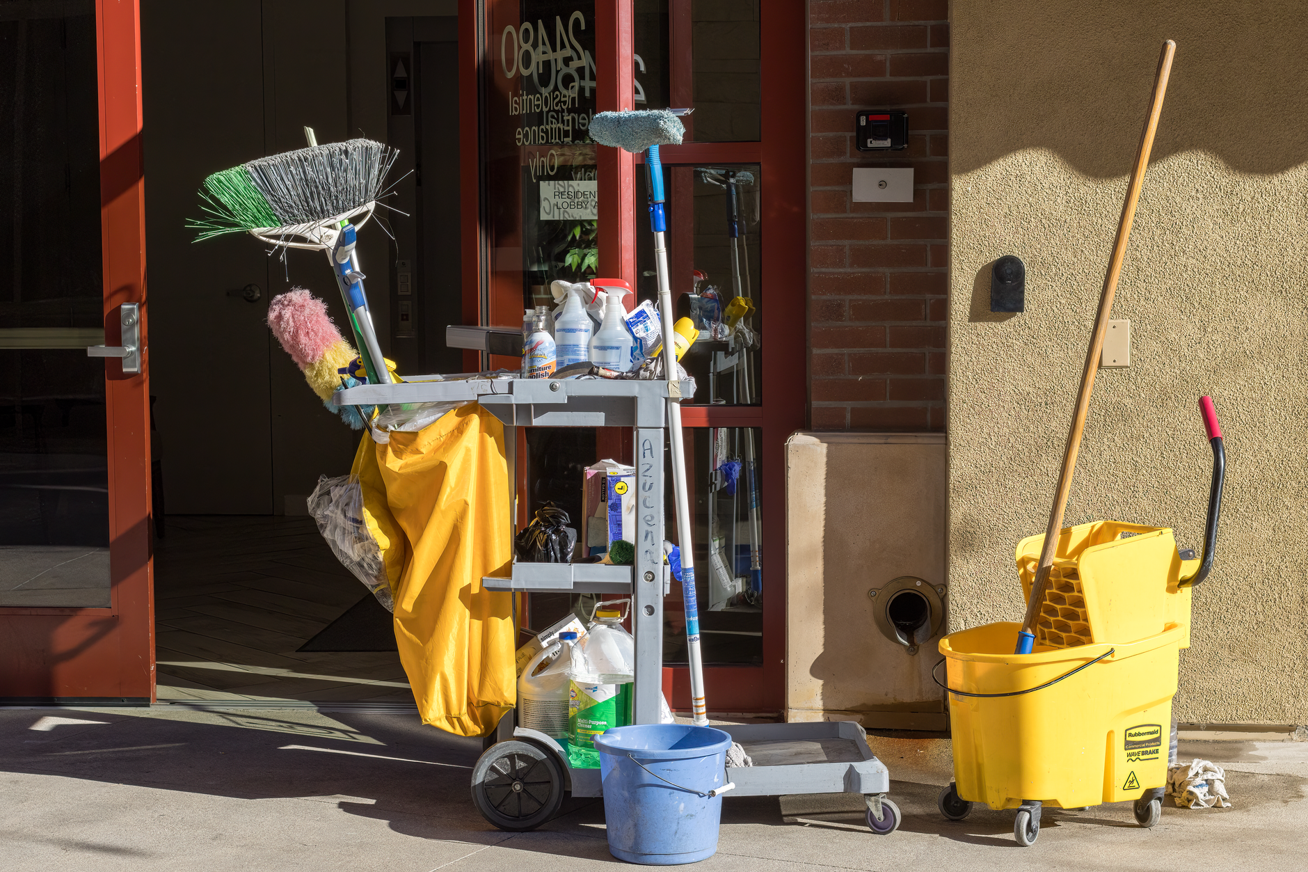 Checklist kerja cleaning service profesional untuk standar kebersihan gedung perkantoran.