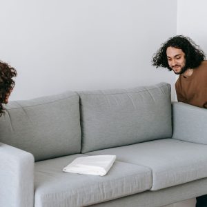 7-cara-menghilangkan-bau-sofa-secara-7217785 7 Cara Menghilangkan Bau Sofa Secara Alami dan Tuntas Sampai ke Serat Kain